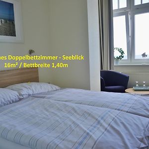 Kleines Zimmer mit Kingsize-Bett